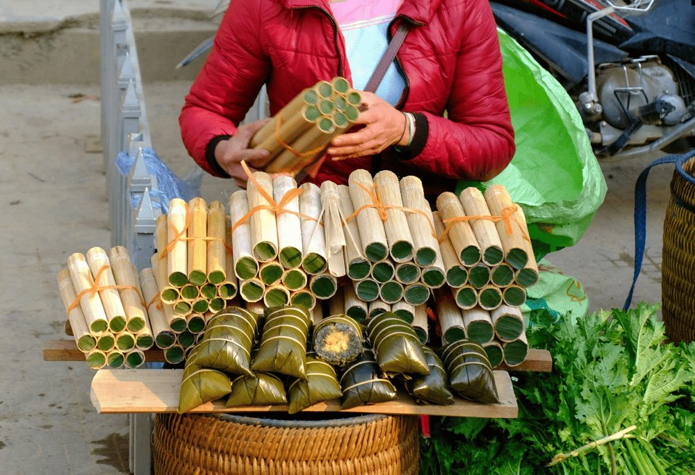 Fragrant rice steams inside fresh bamboo tubes over an open fire, showcasing Pu Luong's signature cooking method (Source: Canva)